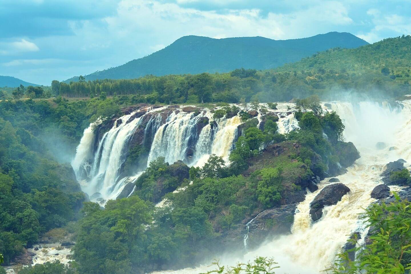 Gaganachukki and Bharachukki waterfalls Shivanasamudra are one some of the best falls to visit near Bangalore within 200 km for couples