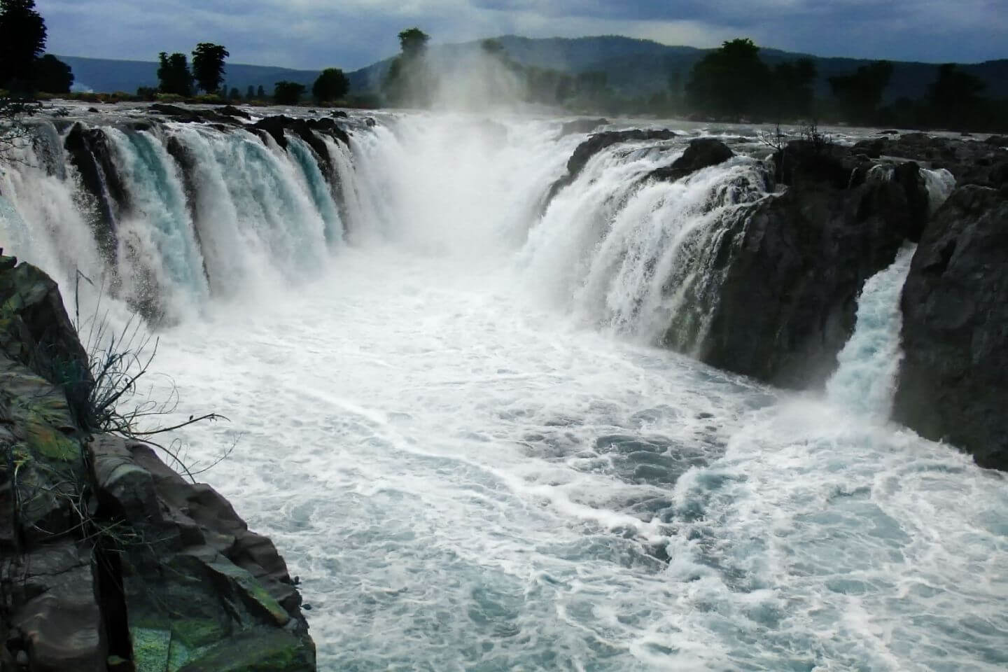 Hogenakkal waterfalls best falls to visit near Bengaluru with family and kids within 200 km